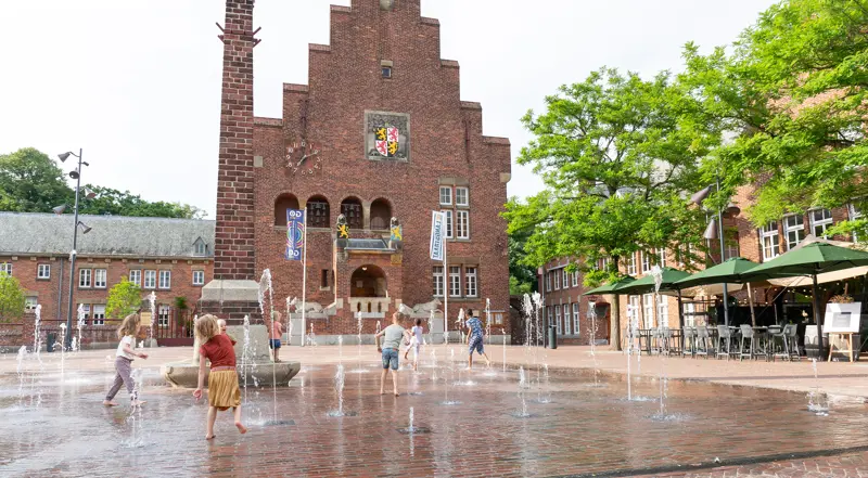 Huis van Waalwijk met fontein