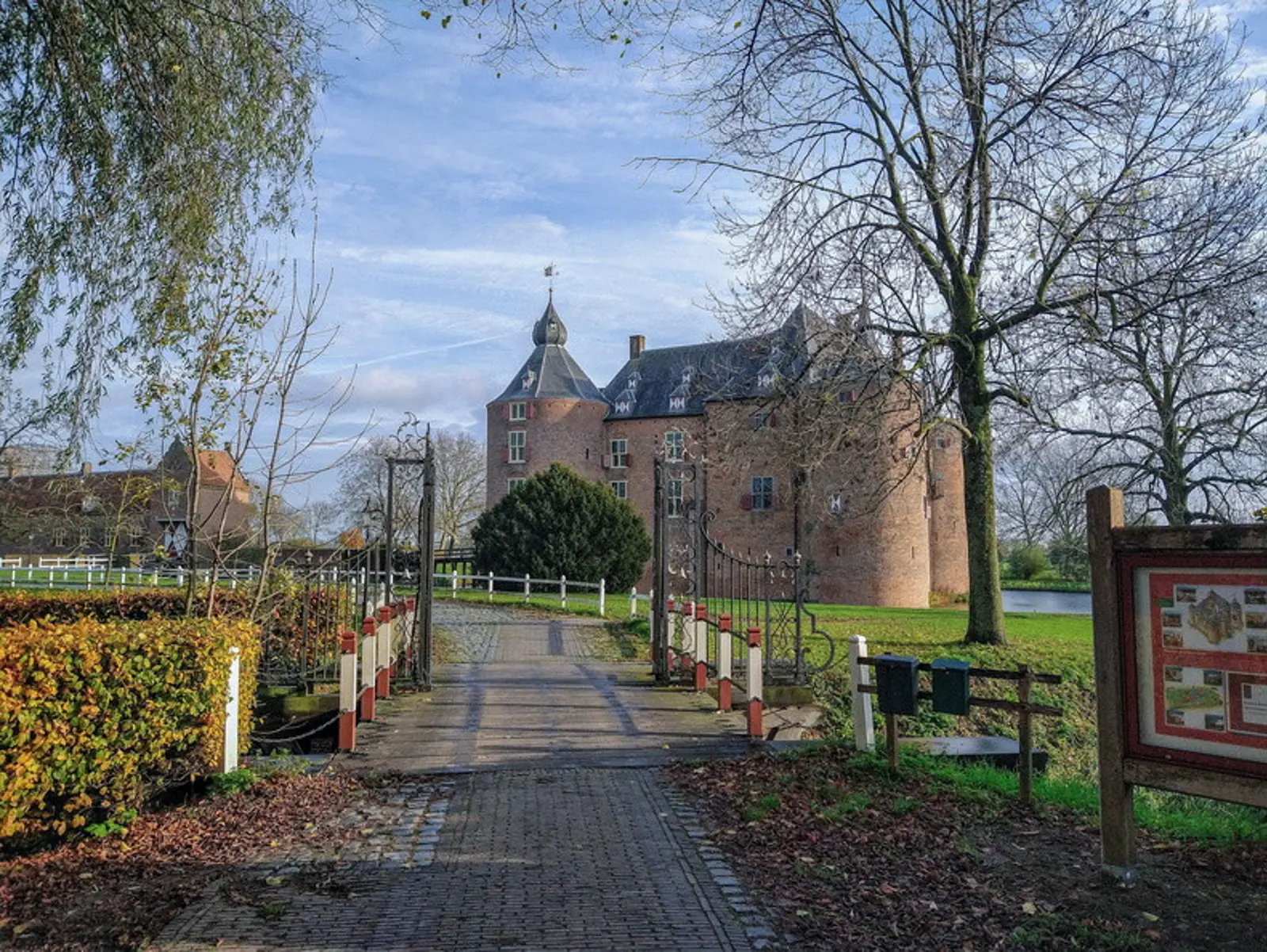 ammerzoden-kasteel-ammersoyen-3291279367_1674629106.jpeg