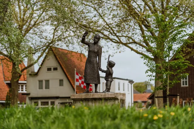 Standbeeld "Moeder en Kind" 1