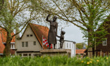 Standbeeld "Moeder en Kind"