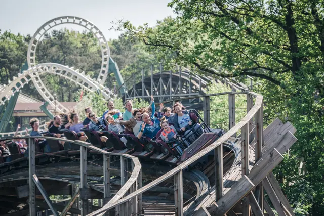 Joris en de Draak - Gezin op vuurbaan in de bocht.jpg