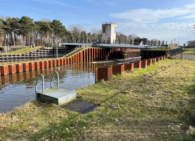 Pag 26 route 6. Langs t kanaal Sluis III vanaf oever.jpg