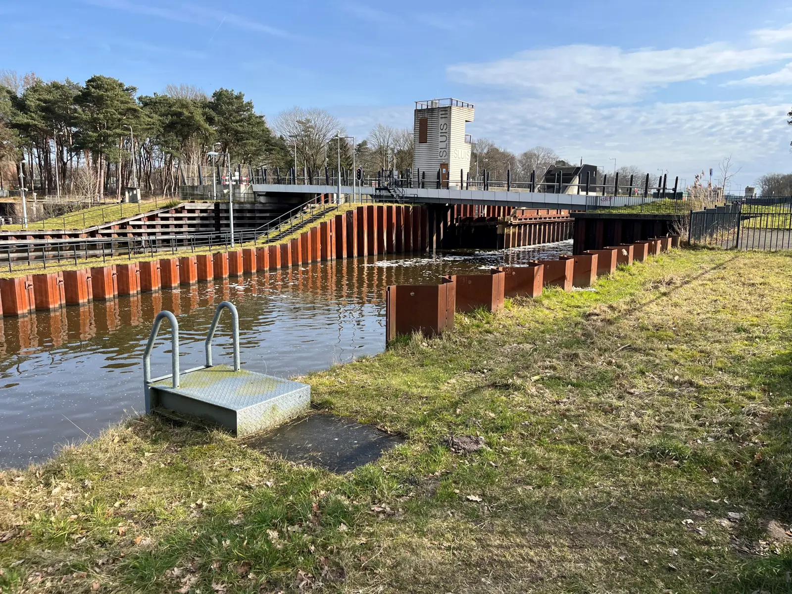 Pag 26 route 6. Langs t kanaal Sluis III vanaf oever.jpg