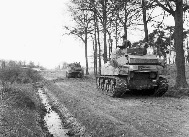 11.2 Sherman tanks van de Northants op weg.jpg