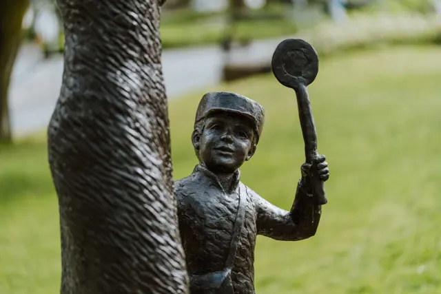 Standbeeld "Moeder en Kind" 2