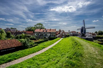 Vestingwallen en molen Heusden vesting