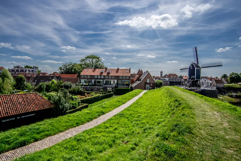 Vestingwallen en molen Heusden vesting