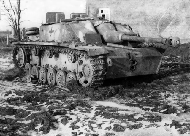 8 Een van de twee Sturmgeschütze.tif
