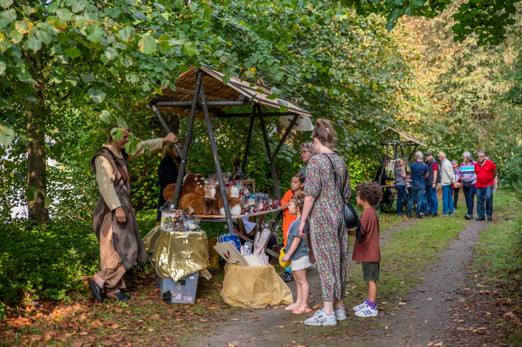 Marktkraam in bos 02.jpg
