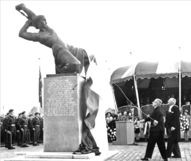 5 Jan de Rooij monument.jpg