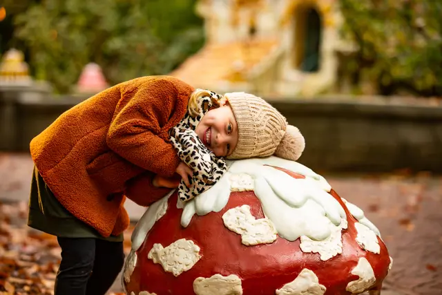Muzikale Paddenstoel - Meisje luistert naar een paddenstoel.jpg