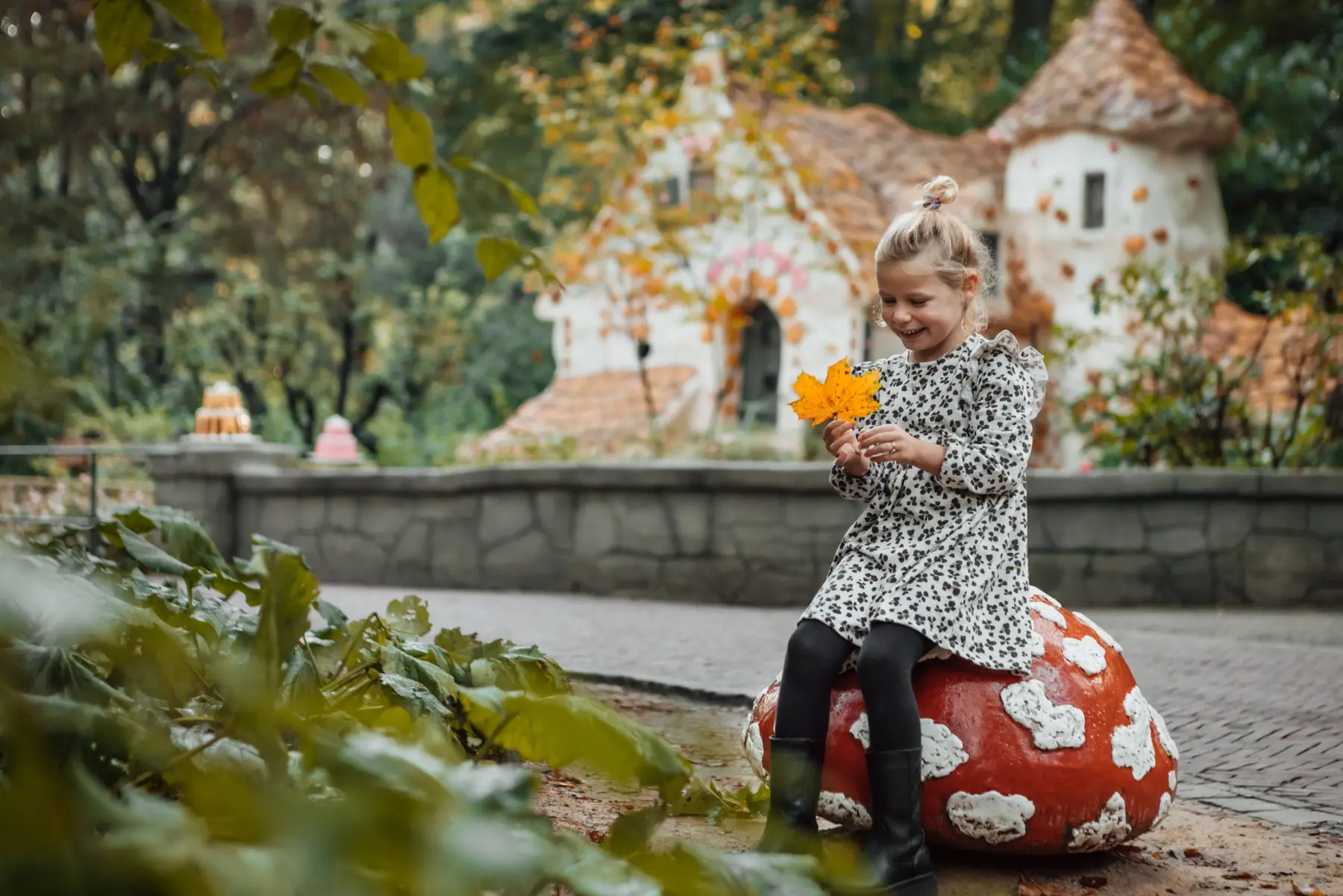 Muzikale Paddenstoel - Kind speelt met blad voor Hans en Grietje.jpg