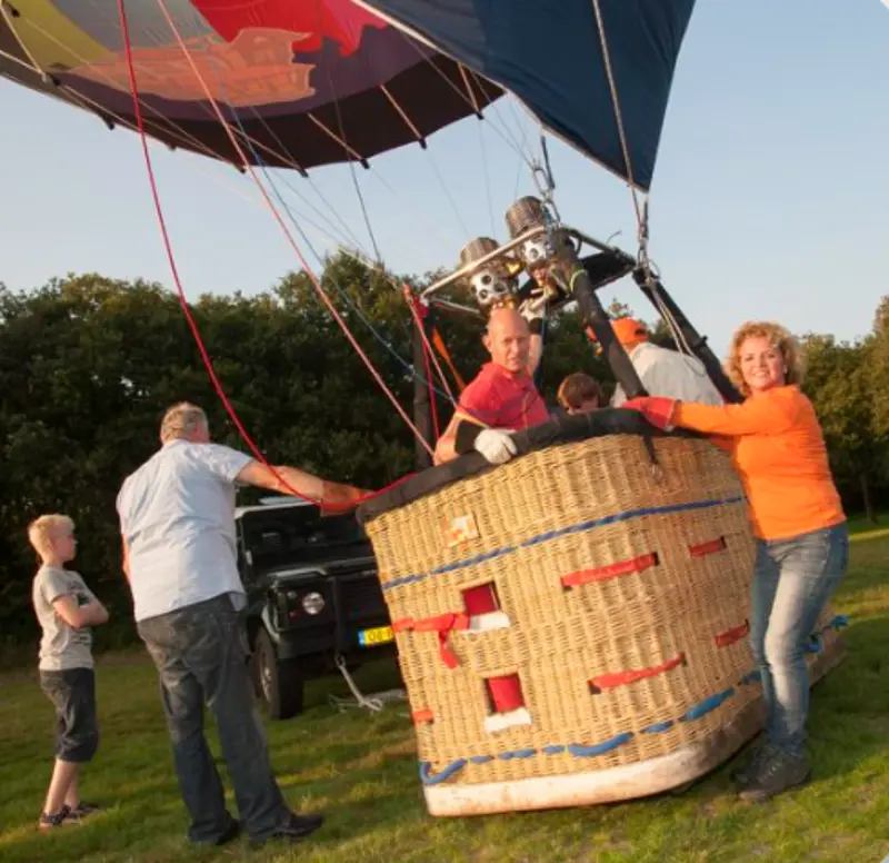 Roza ballonvaarten opstijgen.png