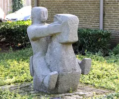 Beeldje bij basisschool De Hoge Waai.jpg