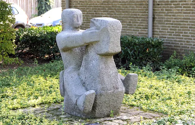 Beeldje bij basisschool De Hoge Waai.jpg