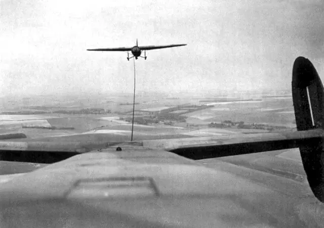 3.3 Albemarle_towing_a_Horsa_glider.jpg