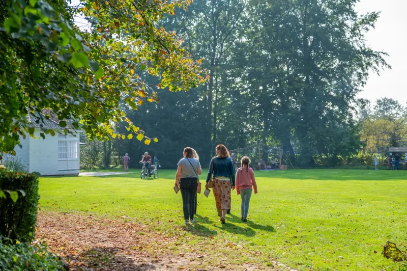 witte kasteel in de lente.jpg