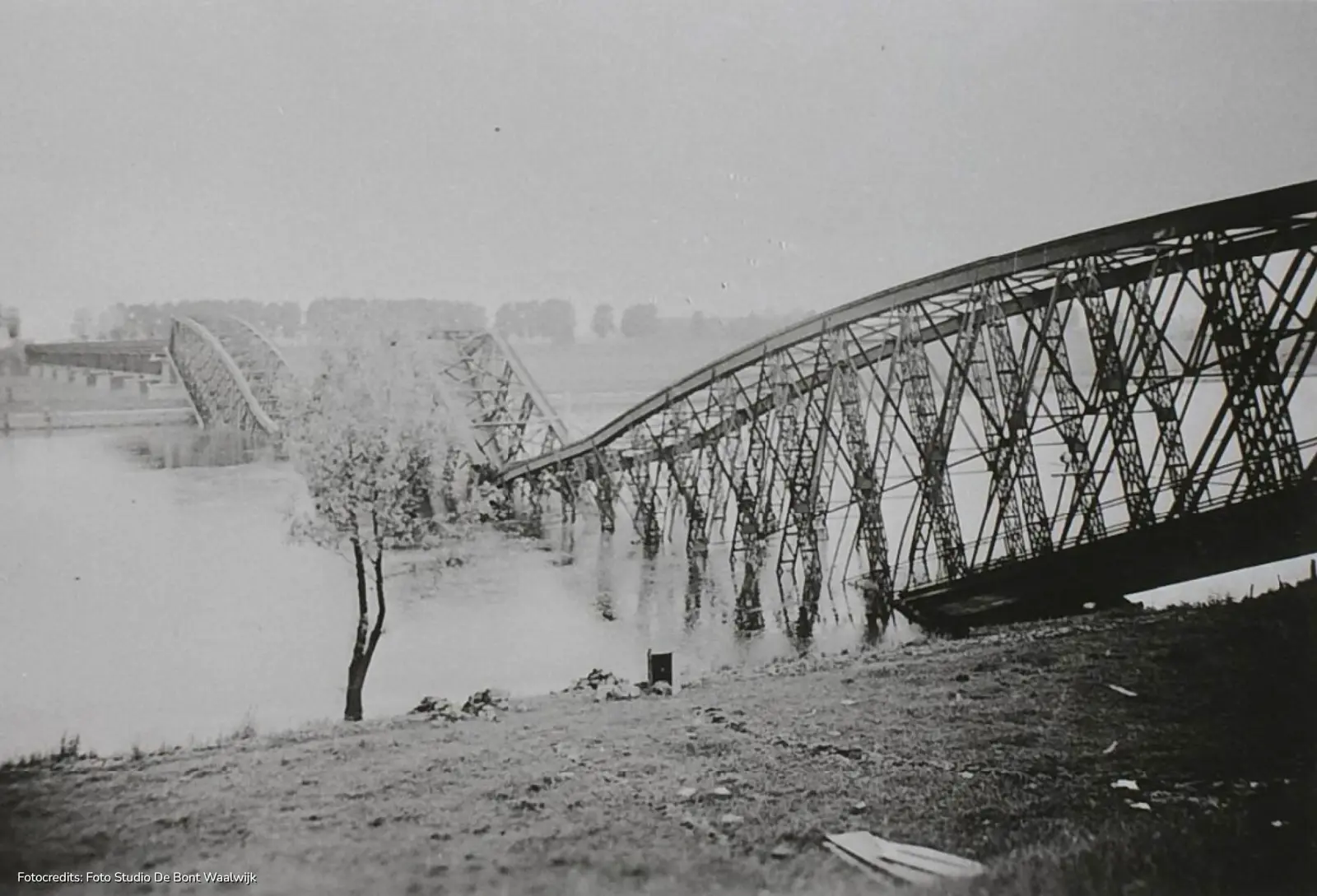 Ingestorte brug Heusden WO2 - credits Foto Studio De Bont Waalwijk.jpg