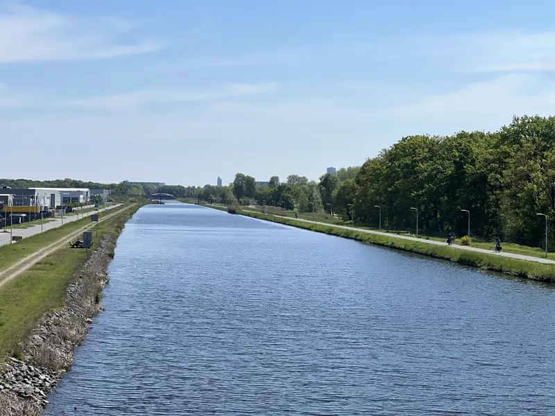 Pag. 22. route 04 uitzicht kanaal vanaf de fietsbrug.jpg