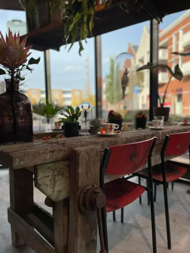 Marcel's Bloemenshop en lunchroom.png