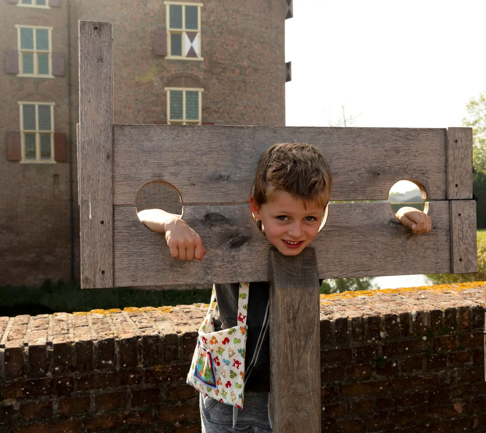 2mb_kasteel_ammersoyen_bezoekers_schandpaal_tr.jpg